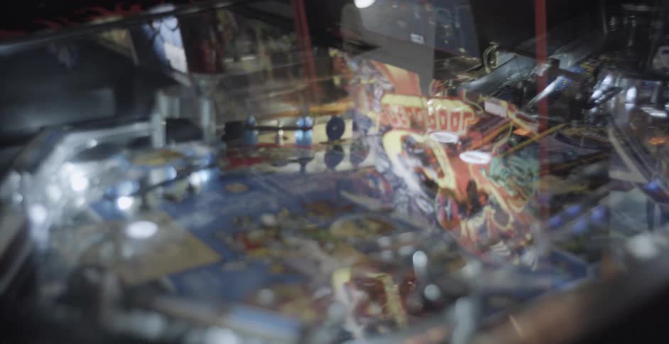 A pinball machine with flashing lights