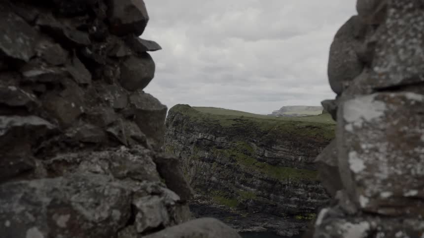 View of the ocean between cliffs