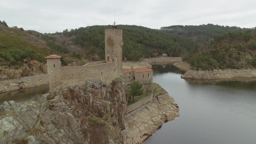 Keep fortification on island in river