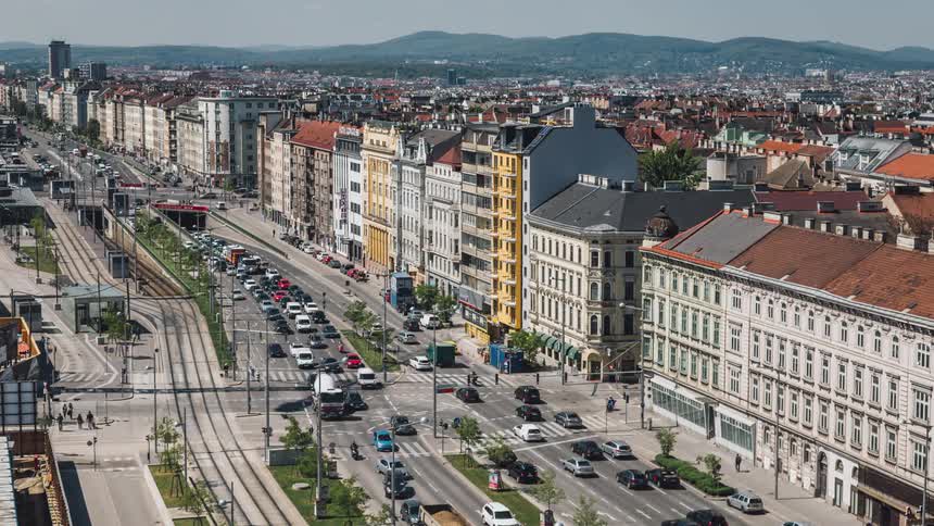 A roadway full of traffic