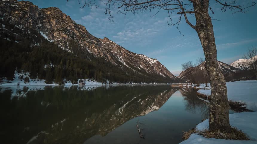 Lake at the foot of the mountain