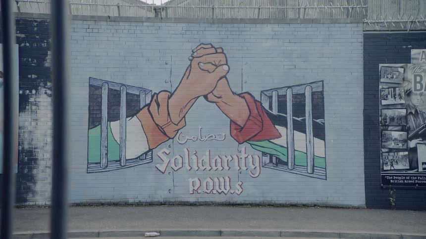 A mural in north ireland shows the hands of a palestinian and irish republican joining together in solidarity as pows