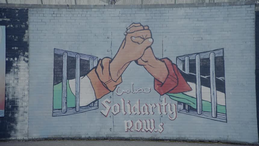 A mural in north ireland shows the hands of a palestinian and irish republican joining together in solidarity as pows