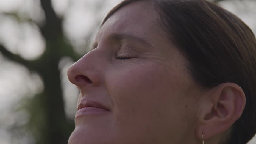 Women with her eye closed in the forest