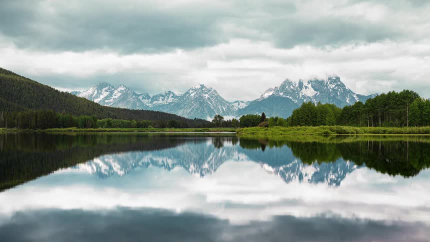 Landscape of a lake with the mountains in the background