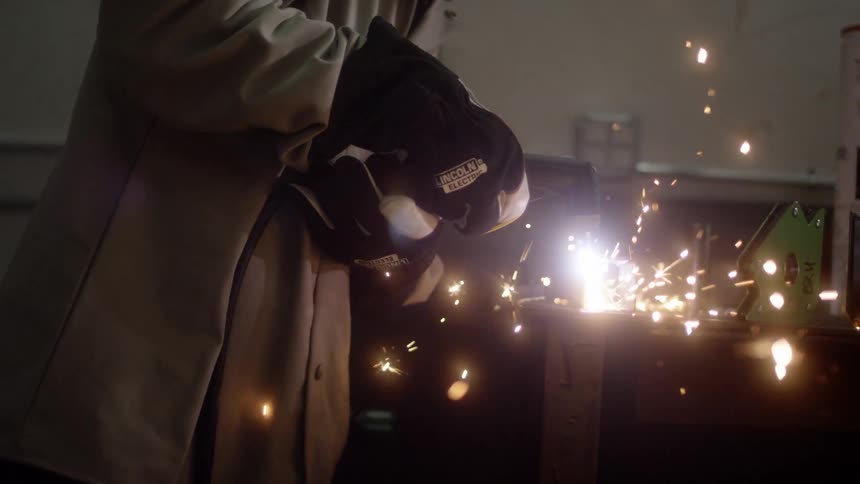 A men welds some material