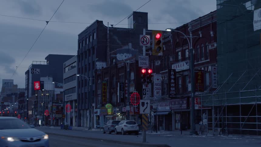A car makes a turn on the city avenue
