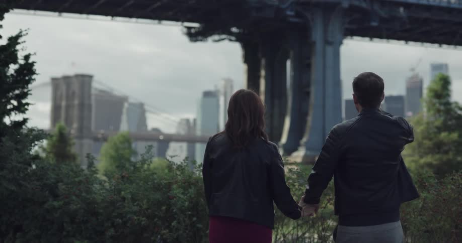 Couple seeing the scenery of brooklyn bridge