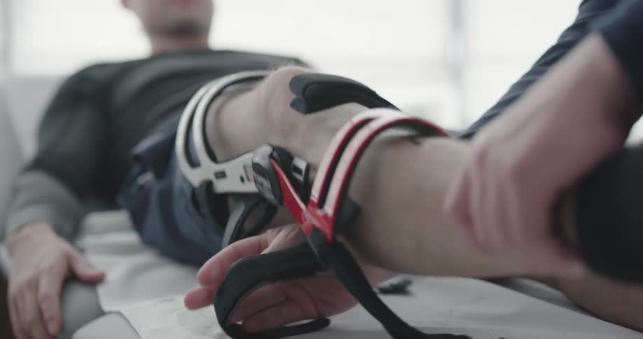 A man losing a foot devices that being installed on a man leg