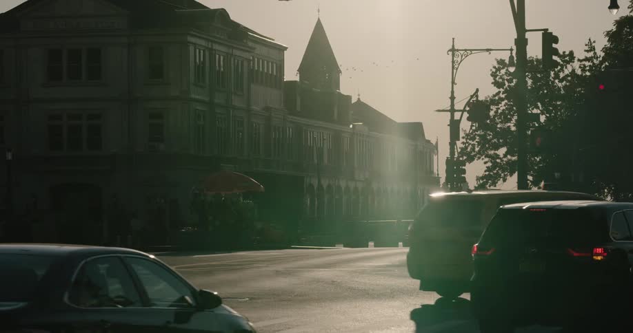 The cars are turning at the intersection in town