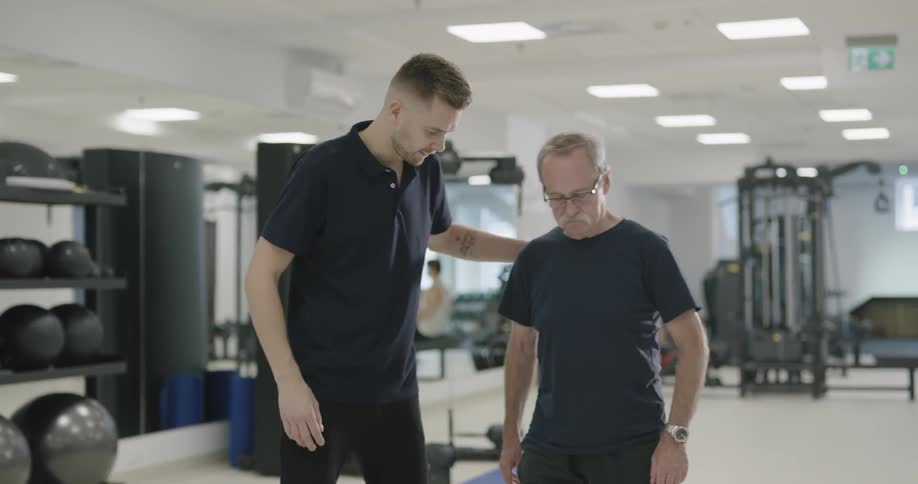 A physical therapist explains to the patient what to do next