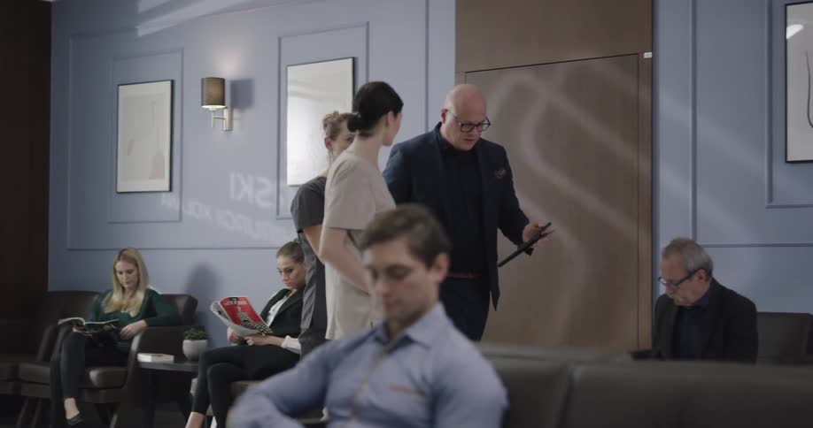 Doctor walks and talks to nurses on the lobby