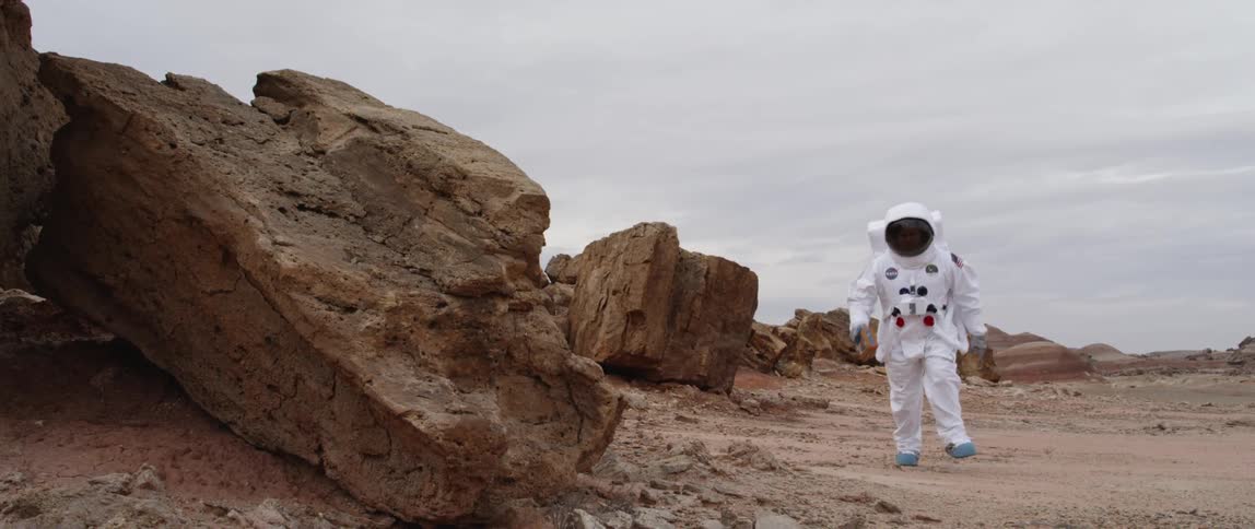 An astronaut walking at the mars