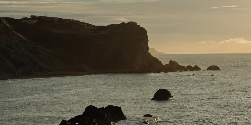 Landscape view of the water meeting a cliff