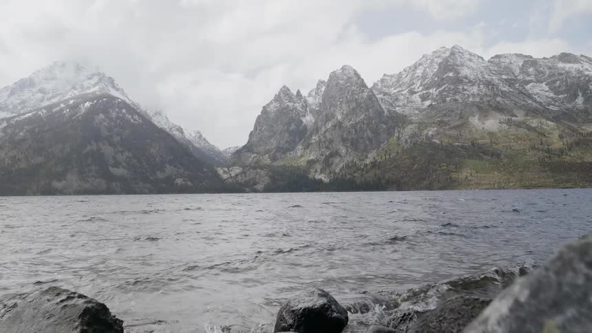 The lake has rough water by the mountain