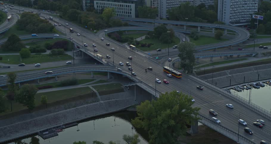 A large freeway in a city