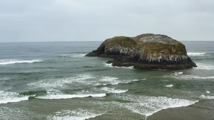 Landscape view of the water going towards the shore