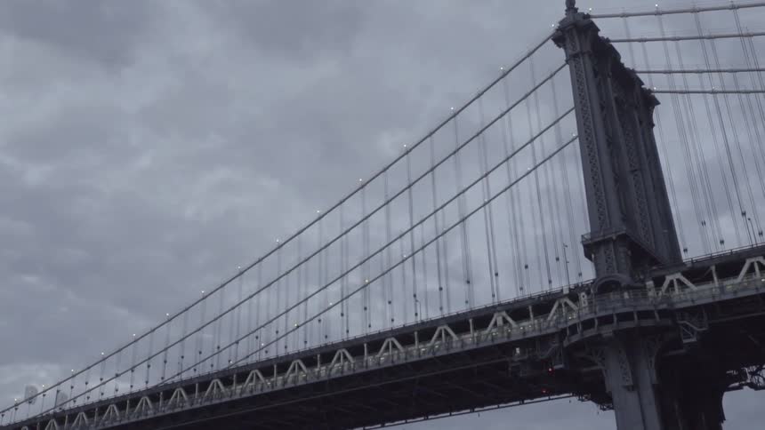 A large city bridge