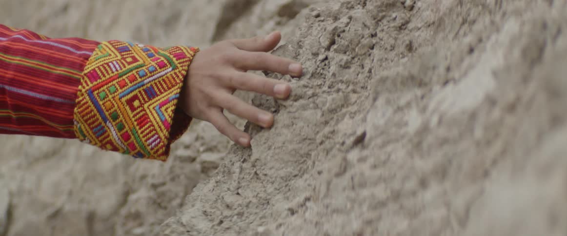 A child touches the rocks