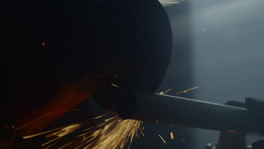 Cylindrical saw with metal cutting blade cuts metal pipe