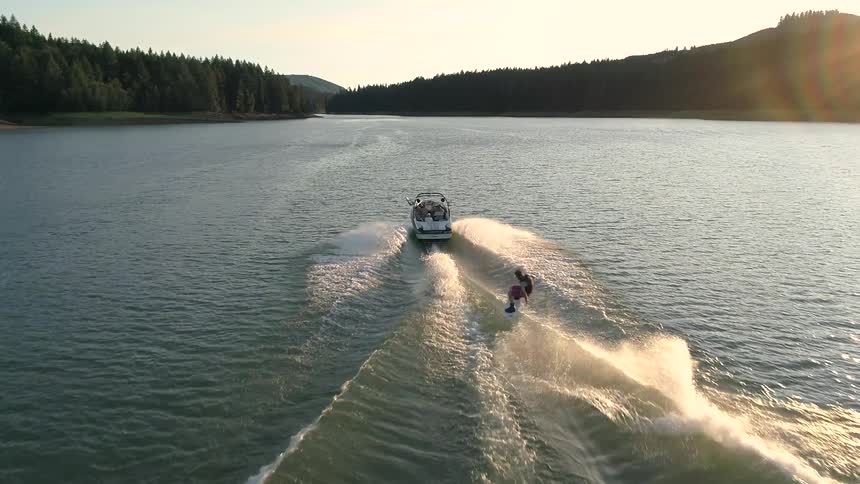 A man play jet ski at the lake