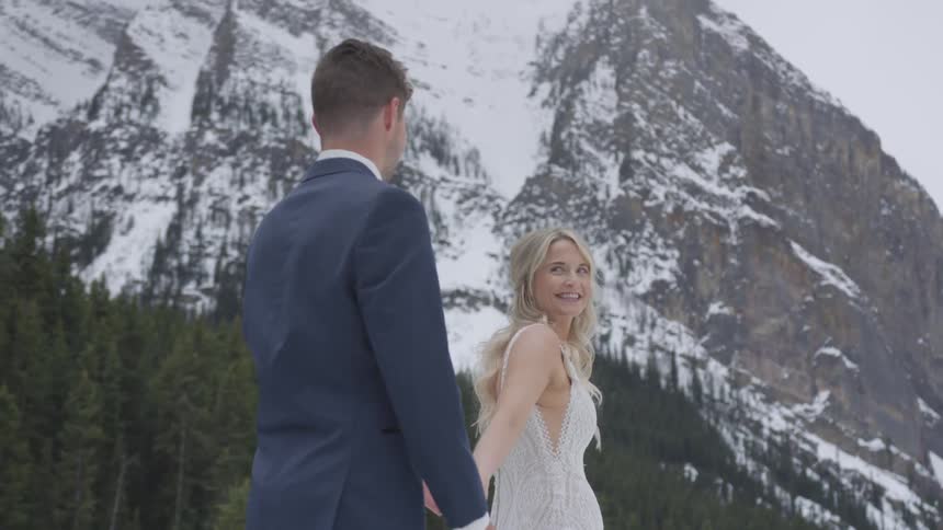 Pra wedding photograph at the snowy mountain