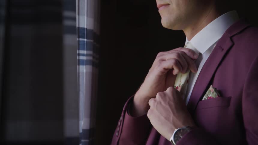 A man wear a tie