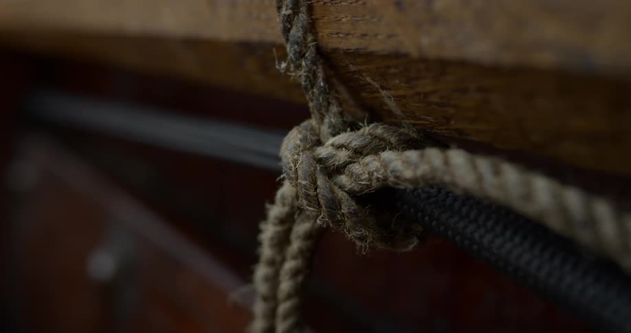 A rope tied around a band of rubber