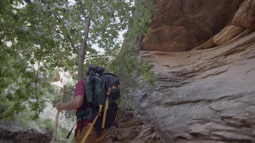 A man is hiking through the cayon