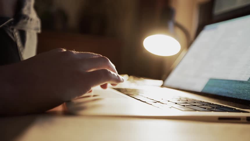 A man types on the laptop