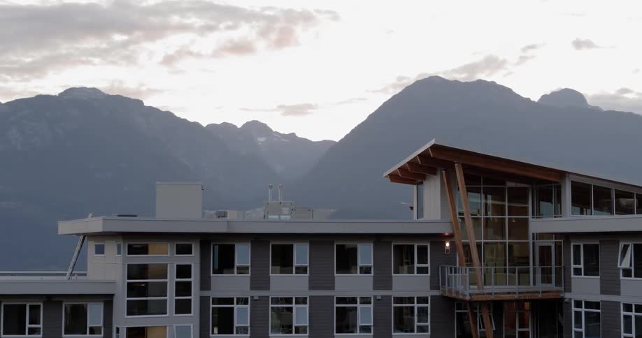 An apartment building in front of the mountains