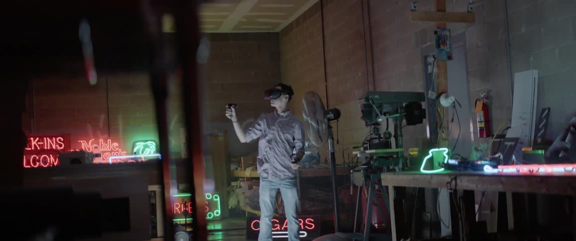 A man uses vr glasses in a workshop