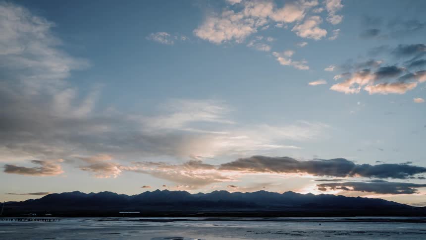 Time lapse of a plains at dusk