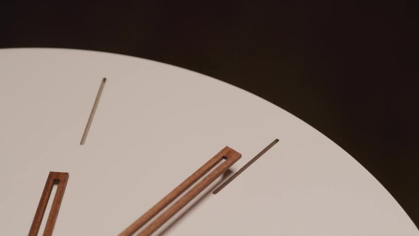 A clock is displayed and pointing at the minute and hour mark
