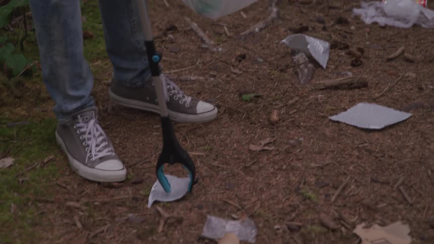 People cleaning trash