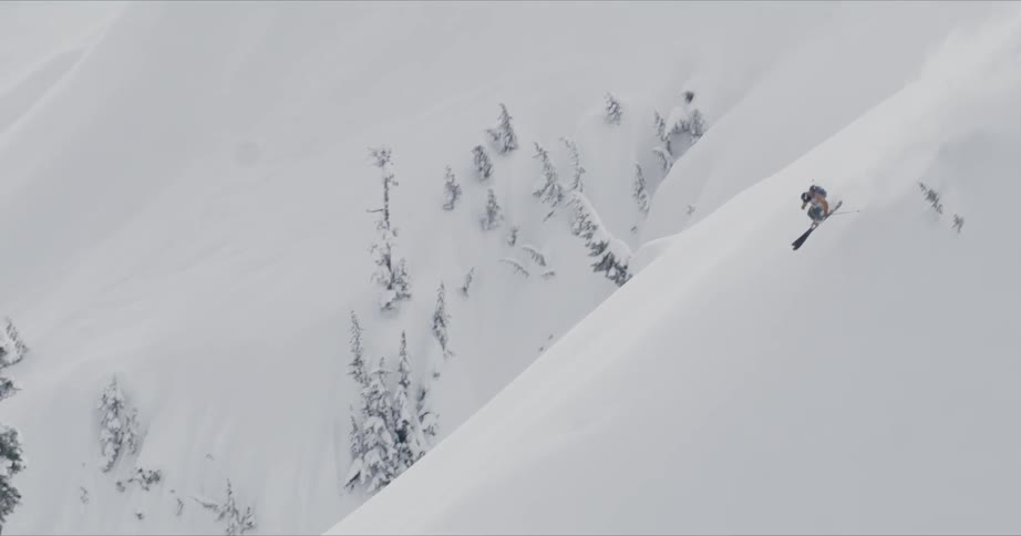A man playing ski on the snowy mountain