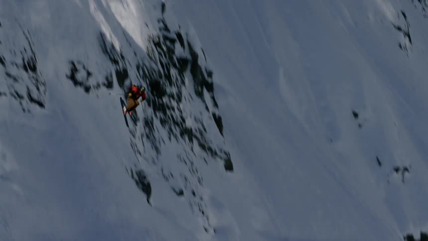 A man play ski at the snowy mountain