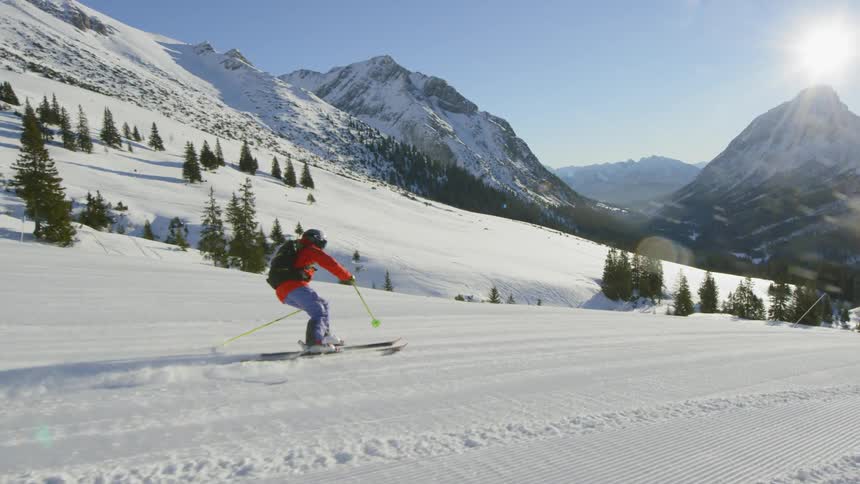 A man play snow board on the mountain