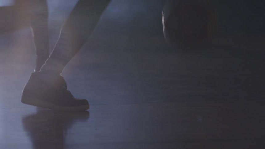 A men foots footage of a man playing basketball
