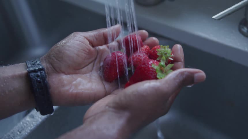 Cleaning strawberries in the sink