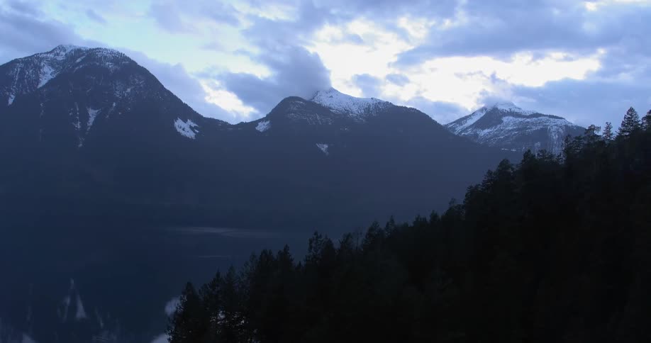 A scenery at the mountain range apex
