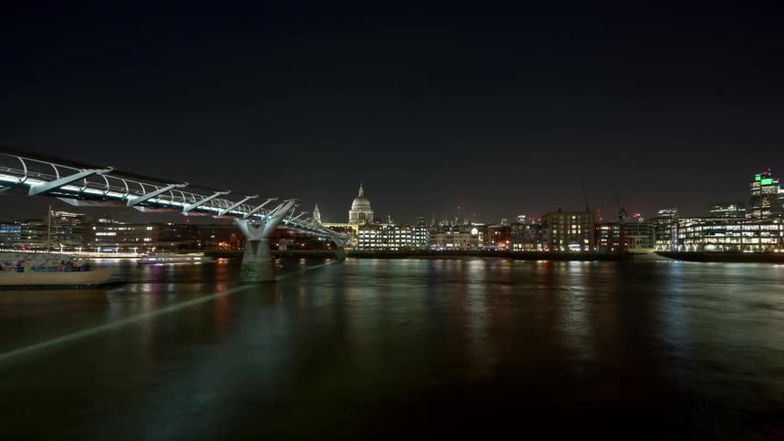 Time lapse of the river thames at night