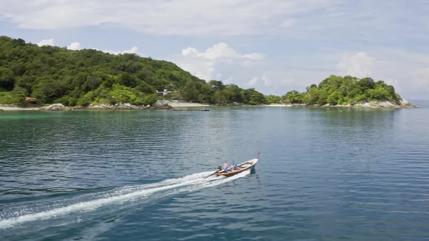 Man sails a boat on the water in the daytime