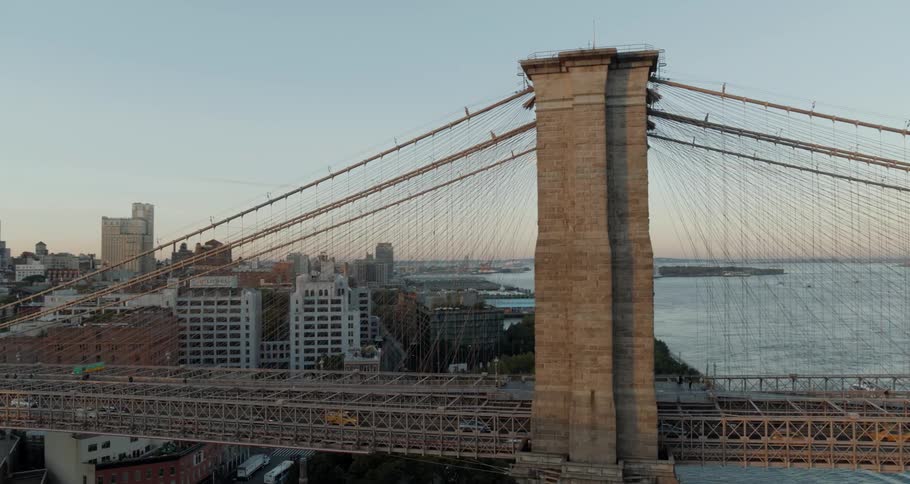The brooklyn bridge going to downtown new york city