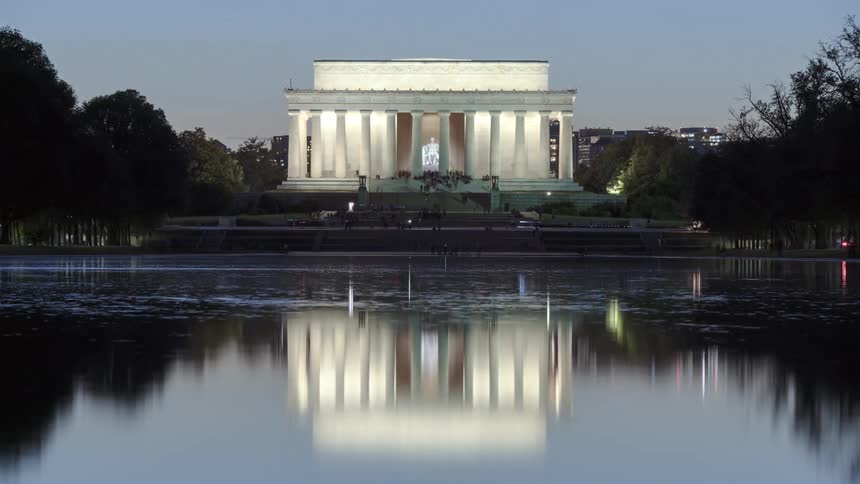 The lincoln memorial in the evening