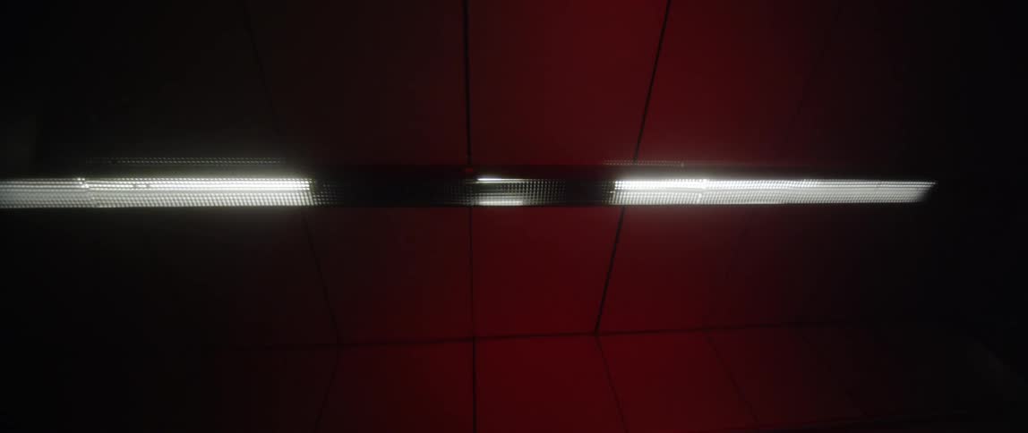 Center part of ceiling tub light fixture flickers