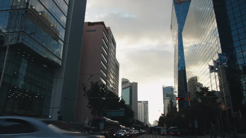 The cars drive in the busy city