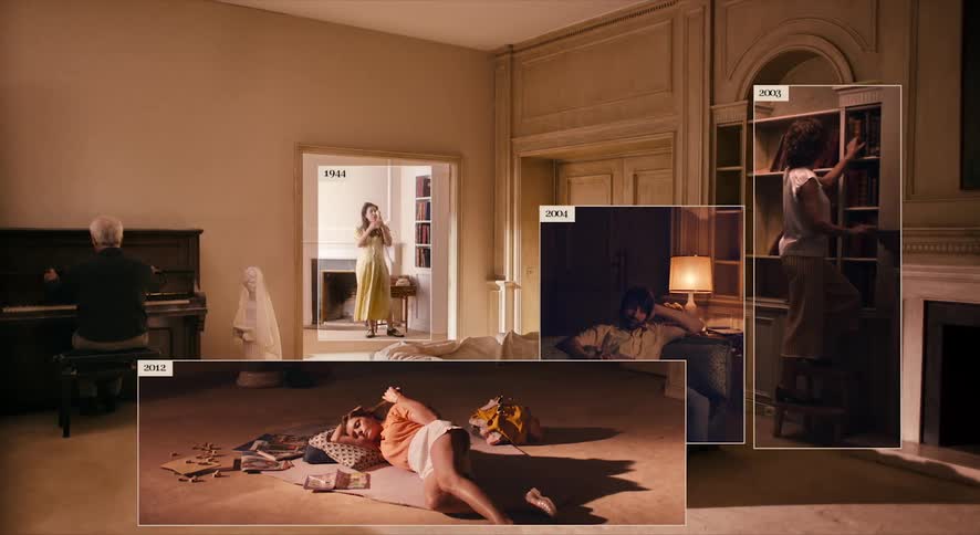 A man stands in a deserted living and plays the piano while pop ups show others who have used the room in the past