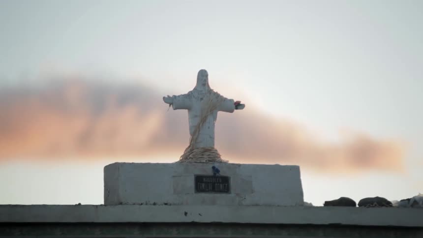 A statue of jesus with his arms outstretched