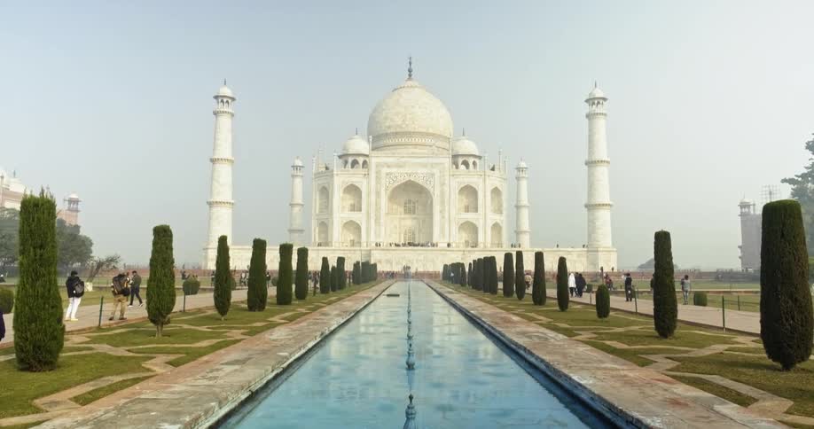 Fountains and water feature in front of Taj Mahal